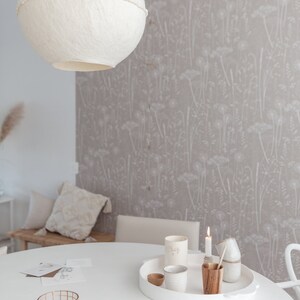 Paper Meadow Tapete in 'Malve' von Hannah Nunn, eine grau/pink farbene, botanische Tapete mit Wiesensamenkapseln und Gräsern