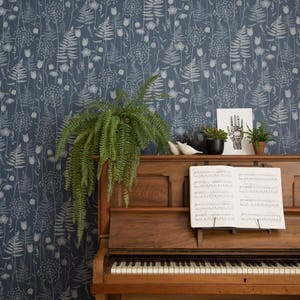 SAMPLE Charlotte es Garden Tapete in 'Inkwell' von Hannah Nunn, eine tiefblaue florale Wandbedeckung inspiriert vom Brontegarten Bild 3