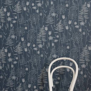 SAMPLE Charlotte es Garden Tapete in 'Inkwell' von Hannah Nunn, eine tiefblaue florale Wandbedeckung inspiriert vom Brontegarten Bild 6