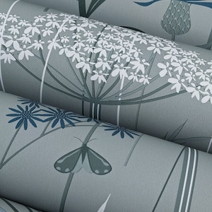 SAMPLE of Wild Edge in 'shadow' von Hannah Nunn // eine botanische Tapete mit dunkelblauen Wildblumen in grün und grau