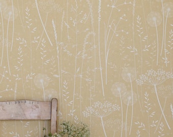 Un trozo de papel pintado de UN METRO para su proyecto: papel pintado de pradera de papel en 'harvest', un diseño de pradera/hierbas de color amarillo cálido