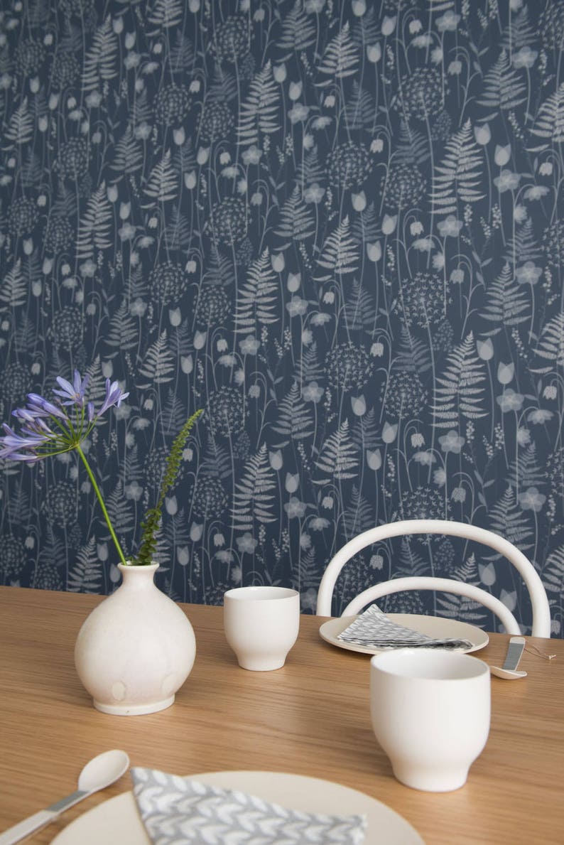 SAMPLE Charlotte es Garden Tapete in 'Inkwell' von Hannah Nunn, eine tiefblaue florale Wandbedeckung inspiriert vom Brontegarten Bild 4