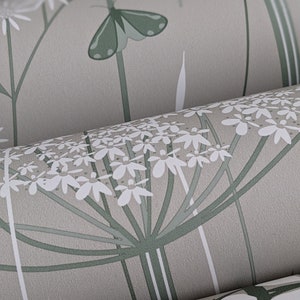 SAMPLE von Wild Edge in 'nettle' by Hannah Nunn // eine grüne botanische Wildblumen Natur Tapete mit Weidenröschen, Flockenblume und Gräsern
