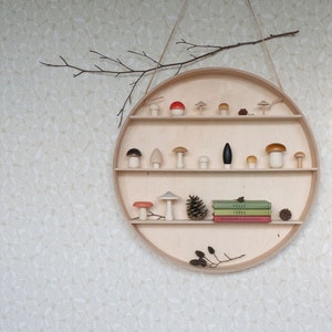 Buchenblätter Tapete in 'Kraft' von Hannah Nunn, eine neutrale, botanische, waldartige Natur-Wandverkleidung