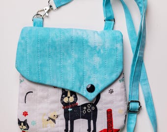 Bolso acolchado con estampado de gato y correa ajustable.