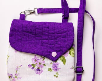 Monedero con flores moradas