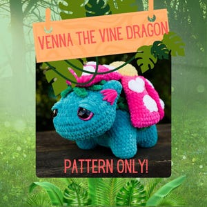 Puede incluir: Un patrón de crochet para un dragón amigurumi azul y rosa con el texto "Venna the Vine Dragon" y "Pattern Only!" en un cartel arriba.