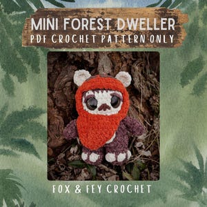 以下が含まれることがあります： 赤いフード付きのマントを着た、小さく、茶色と白の森林の生き物のための編み物パターン。パターンは「Mini Forest Dweller PDF Crochet Pattern Only」というタイトルで、Fox & Fey Crochetによるものです。