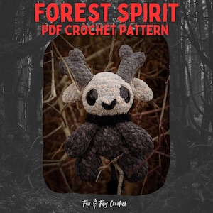 Puede incluir: Muñeca Forest Spirit de ganchillo con cara de calavera, cuernos y cuerpo oscuro. El texto "FOREST SPIRIT PDF CROCHET PATTERN" se muestra en rojo en la parte superior. El logotipo de Fox & Fey Crochet está en la parte inferior.