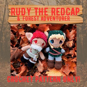 Op de afbeelding: Haakpatroon voor twee amigurumi-figuren, een elf met een rode muts en een elf gekleed in groen, beide met grote ogen. De figuren zitten op een bed van herfstbladeren. De tekst "Rudy the Redcap & Forest Adventurer" wordt boven de figuren weergegeven.