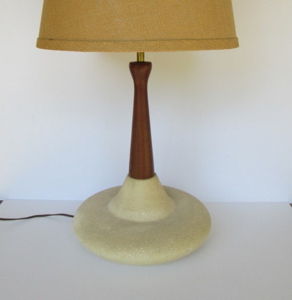 wide base lamp