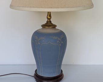 Piękna niebieska lampa ceramiczna na bazie drewna - sygnowana - w kształcie słoika na imbir