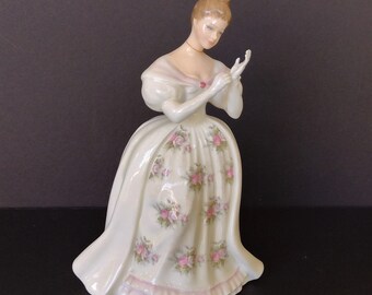 ロイヤルドルトンの人形 ボーンチャイナ製 ヒラリーまたは、スイートローズ。 美しいボーンチャイナのロイヤルドルトン「サマーローズ」レディ