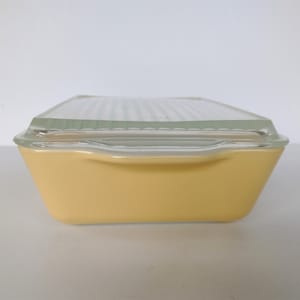 Sunny Yellow Pyrex Glass Refrigerator Dish - 1 1/2 Qt with Lid