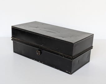 Bonita y antigua caja de caudales de metal negro