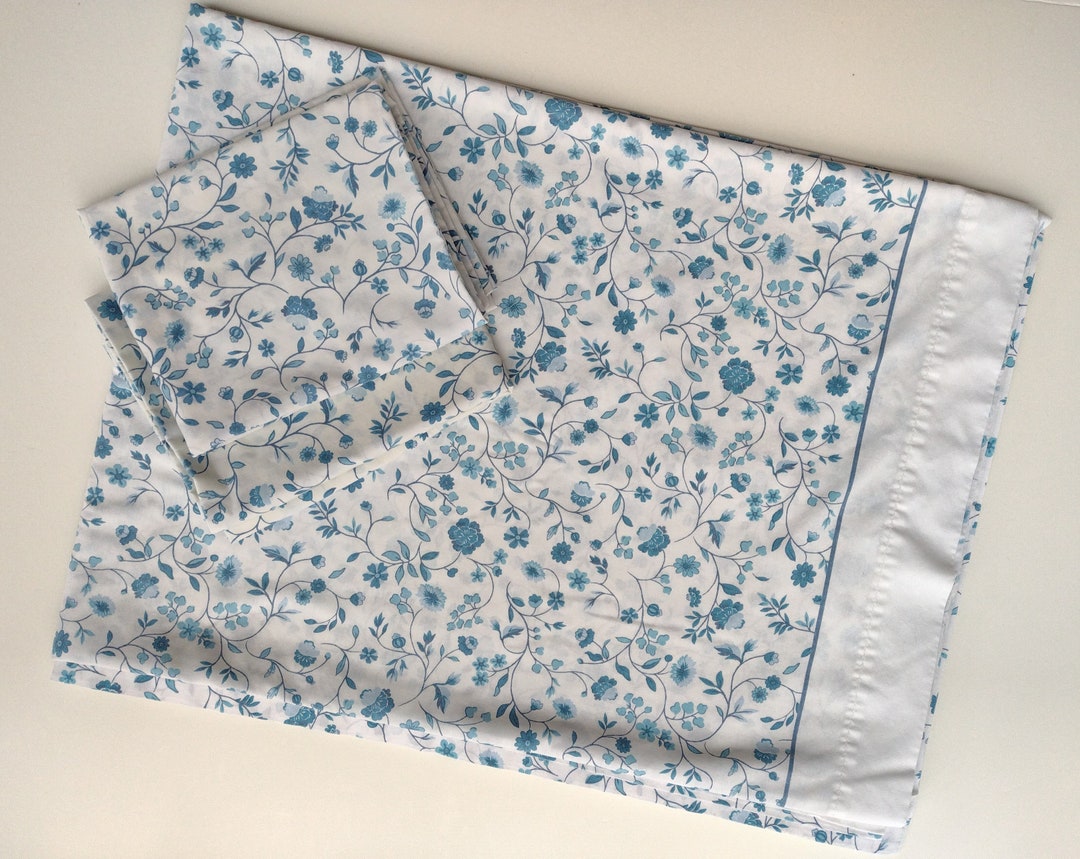 blue-and-white-floral-print-sheet-and-pillow-case-set-1-full-flat
