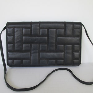 Bolso de hombro o clutch de piel negra de Anne Klein