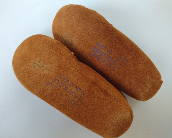Minnetonka Pantofole Mocassino Per Bambini Con Fodera In Pelliccia Sintetica - Suola Rigida In Gomma, Pelle Scamosciata, Vestibilità Comoda, Calzature Dal 1946 - 3