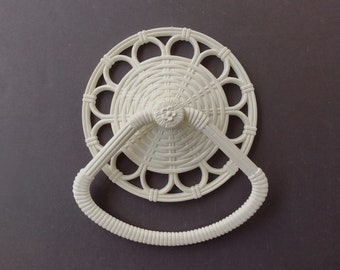 Nice White Faux Wicker Single Towel Ring