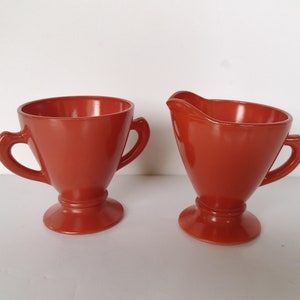 Hazel Atlas Rust Color Milk Glass Crema y Azúcar Set