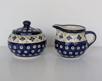 Juego de lechera y azucarero de cerámica polaca - Hecho a mano en Bolesławiec, Polonia - Diseño floral de puntos