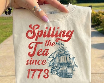 Spilling The Tea Since 1773 PNG, Divertente PNG del 4 luglio, Design per maglietta del Boston Tea Party, Sublimazione meme patriottico, Grafica umoristica USA