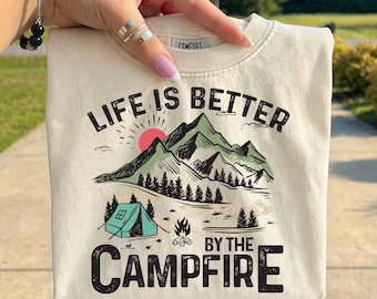La vida es mejor junto a la fogata PNG, Camping PNG, Sublimación de camping retro, Diseño de camiseta de fogata, Aventura al aire libre PNG, Vida de campamento PNG