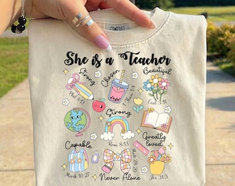 Christelijke leraar PNG, She Is A Teacher Bijbelvers ontwerp, leraar waardering cadeau, shirt christelijke leraar, sublimatie download