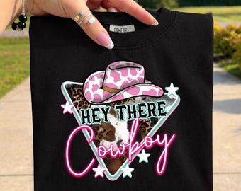 Hé là, cowboy PNG, design western cow-girl rose, chemise de cow-girl rétro PNG, concert country PNG, sublimation western tendance