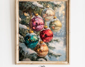 Può includere: Una stampa incorniciata con ornamenti natalizi colorati appesi a un ramo di pino innevato. Gli ornamenti sono in tonalità di rosso, rosa, verde e oro, con cappucci dorati. La stampa ha una cornice dorata. Il logo Meadowbrook Printco è in basso.