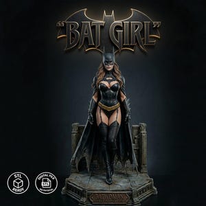 Puede incluir: Estatua detallada de Batgirl con un traje negro con un símbolo de murciélago en el pecho, una capa y un cinturón de herramientas. La estatua está sobre una base de piedra con el texto "BATWOMAN". El fondo presenta el logo de Batgirl.