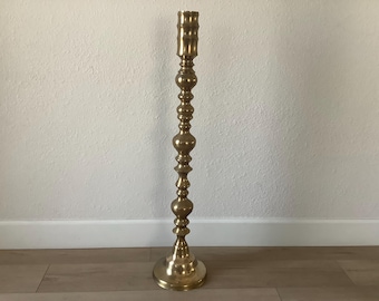 Candelabro de pie de latón vintage de 99 cm de altura, estilo Hollywood Regency.