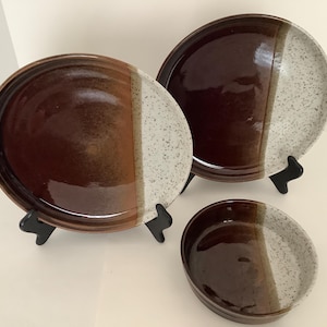 3-delig Hallkraft van Mikasa Village Potter Embers - 2 borden en 1 kom