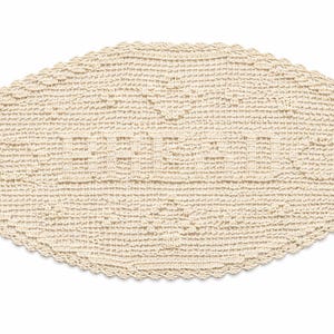 Puede incluir: Camino de mesa ovalado de ganchillo color crema con borde festoneado. El intrincado diseño calado presenta un patrón repetitivo. Esta pieza hecha a mano es adecuada para la decoración del hogar.