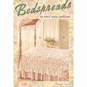 Könnte beinhalten: Ein Vintage-Bild mit einem Bett mit einer floral gemusterten Tagesdecke und einem Baldachin. Der Text "Bedspreads To Knit and Crochet" ist oben zu sehen. Die Tagesdecke ist rosa und weiß, mit einem passenden Bettrand. Das Bild hat eine weiche, pastellfarbene Farbpalette.