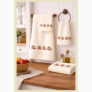 Puede incluir: Un juego de tres tazas de cerámica con un acabado mate moteado. Las tazas son de color crema, gris claro y gris oscuro. Cada taza tiene un diseño simple y minimalista y un asa redondeada.