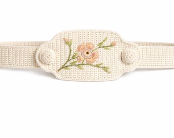 Cinturón de crochet con hebilla de botón y detalle bordado