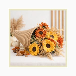 Könnte beinhalten: Ein Set aus drei Keramikbechern mit gesprenkelter, matter Oberfläche. Die Becher sind in Creme-, Hellgrau- und Dunkelgrautönen gehalten. Jeder Becher hat ein schlichtes, minimalistisches Design, perfekt für Kaffee oder Tee.