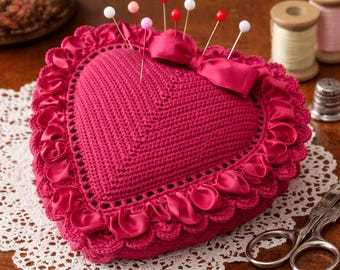 Alfiletero de ganchillo con forma de corazón, borde de concha y lazo de cinta