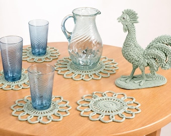 Patrón de mantel de ganchillo para bebidas y centro de mesa con forma de gallo