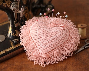 Patrón de alfiletero de corazón de crochet con lazo de cinta