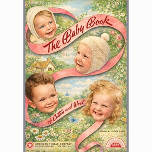 Könnte beinhalten: Vintage Werbung für "The Baby Book of Cotton and Wool" mit vier lächelnden Babys. Das Cover zeigt ein rosa Band mit dem Titel, ein kleines Haus und florale Elemente. Der Preis beträgt 10 Cent.