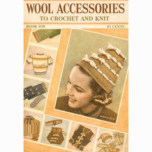 Może przedstawiać: Okładka książki w stylu vintage zatytułowana "Wool Accessories to Crochet and Knit". Okładka przedstawia kobietę w dzianinowym kapeluszu z białymi akcentami. Wyświetlane są różne wzory szydełkowe i dziewiarskie, w tym sweter, rękawiczki i kamizelka. Książka jest oznaczona "Book 108".
