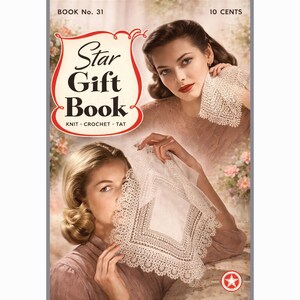 Könnte beinhalten: Vintage Zeitschriften-Cover "Star Gift Book" mit dem Text "Knit, Crochet, Tat". Zwei Frauen halten weiße Spitzentaschentücher. Der Hintergrund hat ein Blumendesign und den Text "10 Cents".