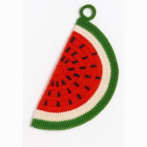 Puede incluir: Un salvamanteles de ganchillo con forma de rodaja de sandía. Tiene un centro rojo con detalles de semillas negras, una corteza blanca y un borde exterior verde. Se adjunta un lazo verde para colgarlo. Este accesorio de cocina añade un toque veraniego y divertido.
