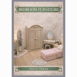 Puede incluir: Juego de muebles de dormitorio en miniatura, que incluye un armario, una cómoda, una cama y un espejo. El conjunto es de color beige claro con detalles florales. El texto dice "BEDROOM FURNITURE" y "FITS 11" DOLLS".