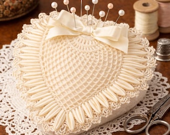 Alfiletero de corazón de crochet con punto de piña y ribete de cinta