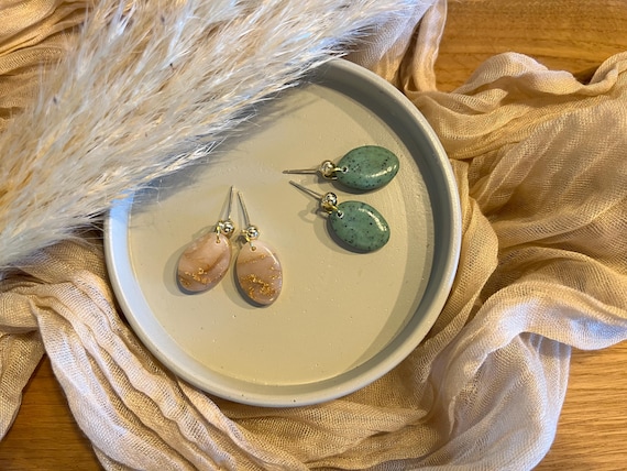 Ovale handgefertigte Ohrringe | farbig mit Effekt oder blassrosa mit Blattgold | Polymer Ton Ohrringe | Polymer Clay Ohrringe