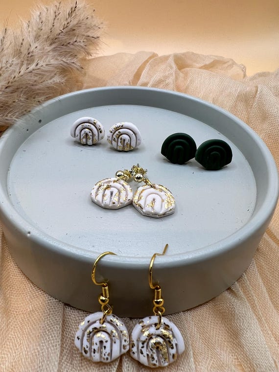Regenbogen | handgefertigte Ohrstecker | weiß mit Blattgold oder grün | Polymer Ton Ohrringe | Polymer Clay Ohrringe