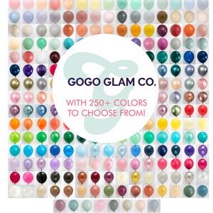 Pu&ograve; includere: Una vasta selezione di oltre 250 colori di palloncini, disposti in file e colonne. I palloncini sono tutti lucidi e metallici, con una variet&agrave; di colori, tra cui oro, argento, rosso, blu, verde e viola. Il testo "GOGO GLAM CO. WITH 250+ COLORS TO CHOOSE FROM!" &egrave; visualizzato al centro dell'immagine.